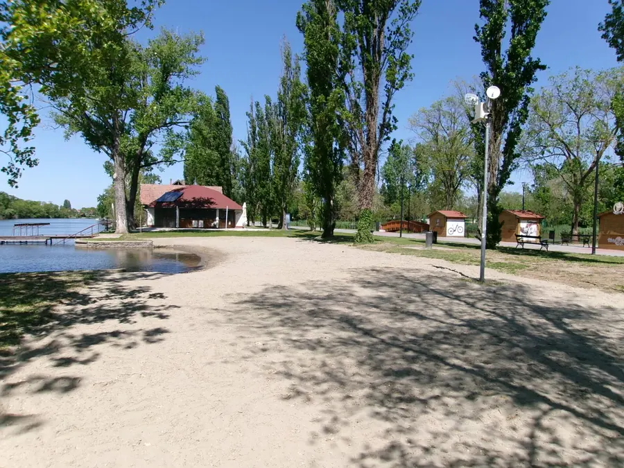 Homokos szabadstrand a Várkertben, Szarvason