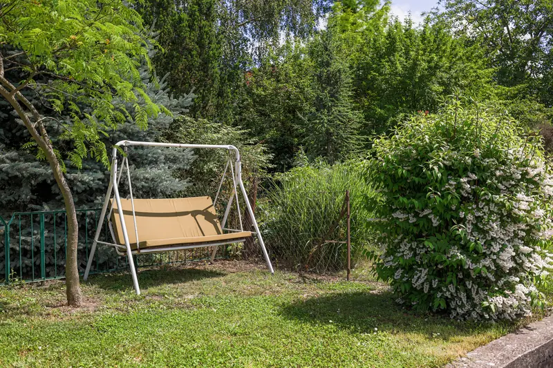 Árnyas hinta a part mellett